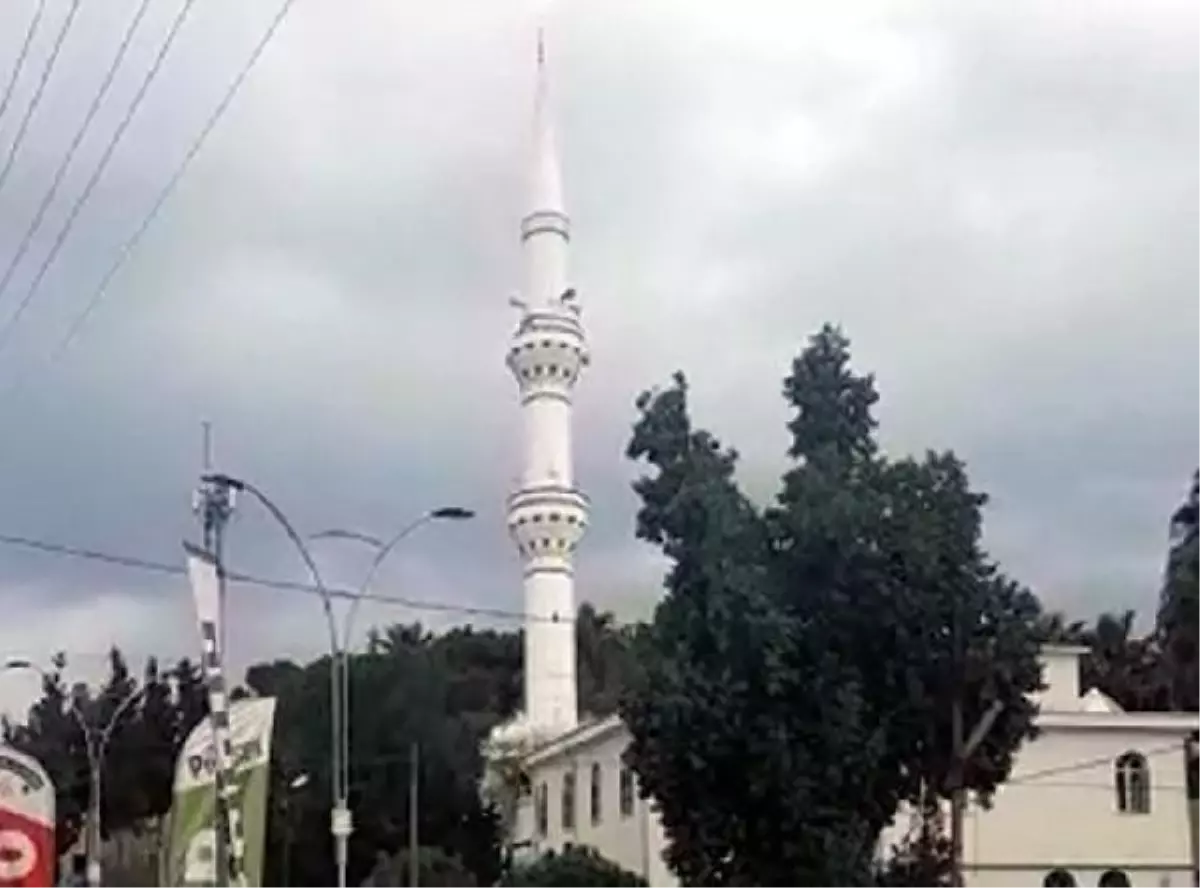 Kontrollü yıkımda cami minaresi böyle çöktü