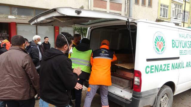 Depremde yıkılan binanın enkazında erkek cesedi bulundu Depremde yıkılan binanın enkazında erkek cesedi bulundu