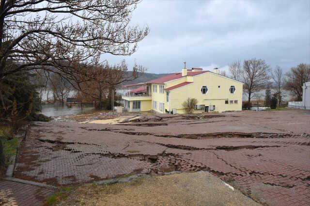 Depremle zemini yaklaşık 1,5 metre çöken tesisler gölün içinde kaldı