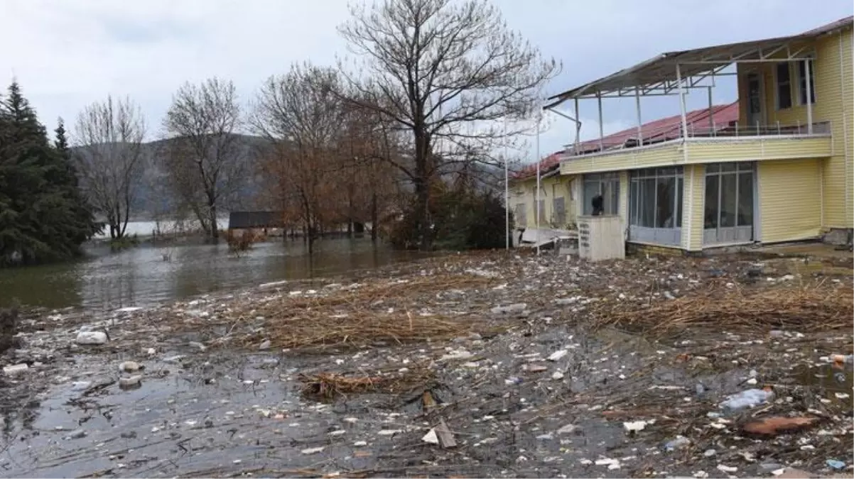 Görüntü fay hattının başlangıç noktasından! Zemini yaklaşık 1,5 metre çöken tesisler gölün içine gömüldü