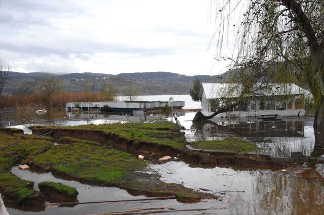 Depremle zemini yaklaşık 1,5 metre çöken tesisler gölün içinde kaldı