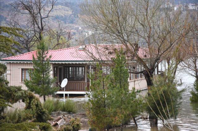 Depremle zemini yaklaşık 1,5 metre çöken tesisler gölün içinde kaldı