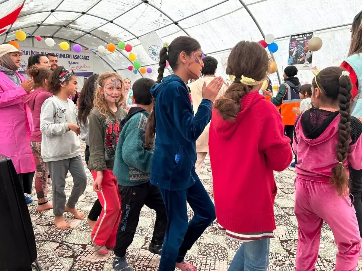 Depremzede çocuklar, oyun çadırında eğleniyor