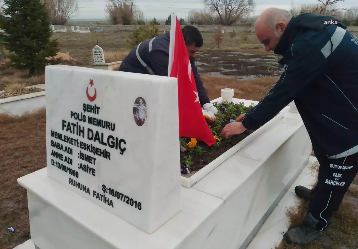 Eskişehir\'de Şehit Mezarları Çiçeklerle Donatıldı