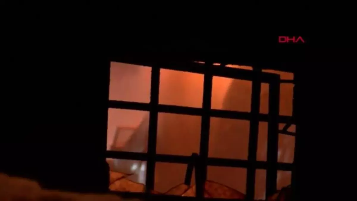 FATİH\'TE 3 KATLI METRUK BİNANIN ÇATISI ALEV ALEV YANDI