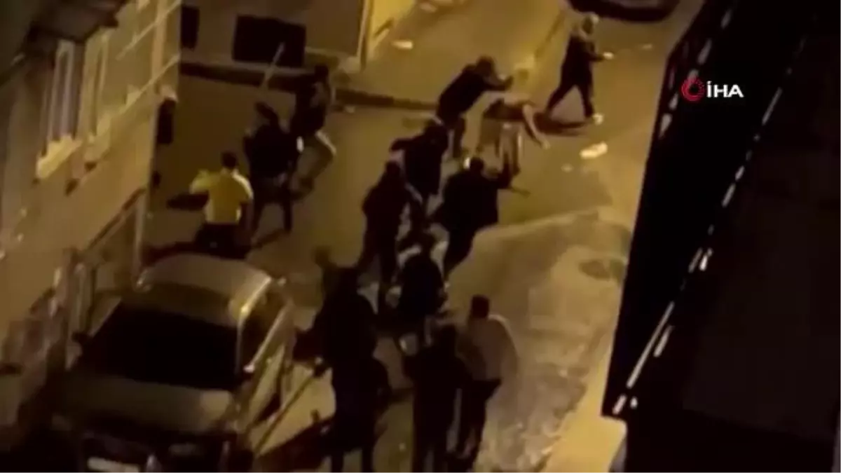 Fatih\'te yabancı uyruklu iki grup bıçak ve sopalarla birbirine saldırdı, ortalık savaş alanına döndü