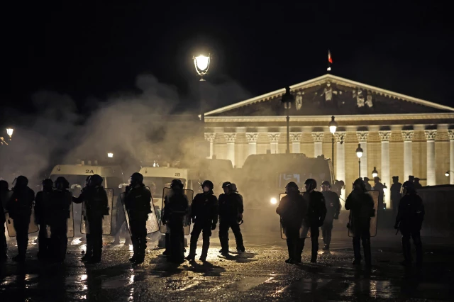 Fransa'da ortalık karıştı! Emeklilik yaşı protestosunda 120 kişi gözaltına alındı