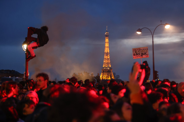 Fransa'da ortalık karıştı! Emeklilik yaşı protestosunda 310 kişi gözaltına alındı
