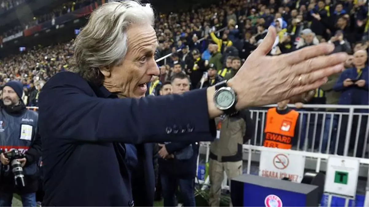 Portekizli çalıştırıcı Jorge Jesus\'tan kalabalığa tepki! Sampaoli\'ye ulaşamayınca öfkesine hakim olamadı