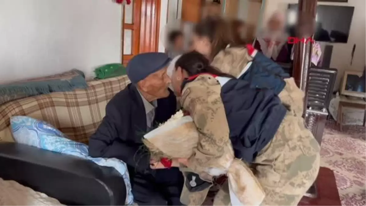 KADIN KOMUTANLAR, YAŞLI ÇİFTİ ZİYARET ETTİ
