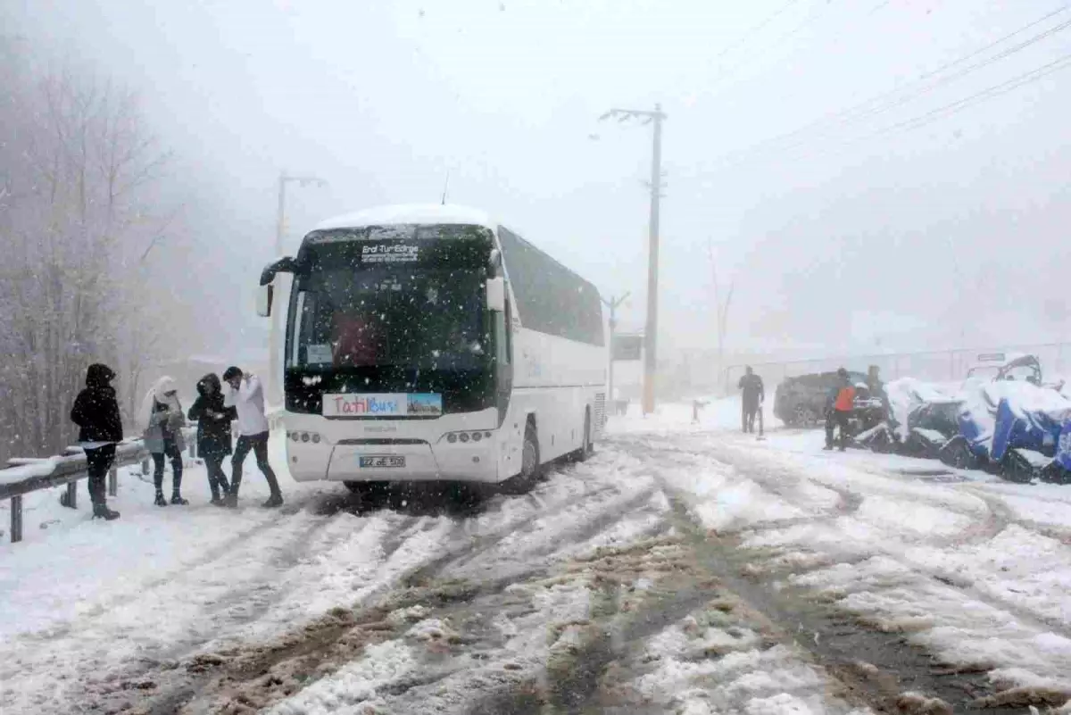 Kartepe\'de kar aniden bastırınca araçlar zirveye çıkamadı