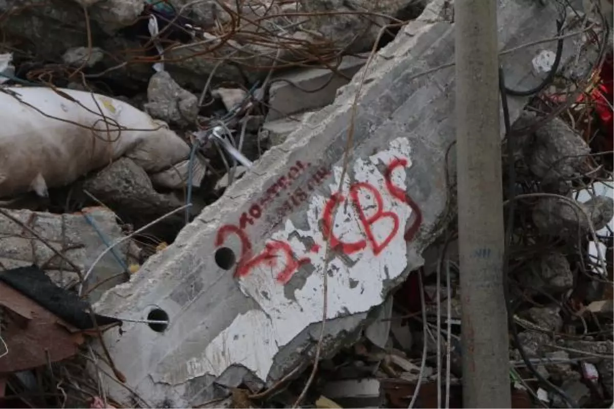 KAYIP OLARAK ARANIYORDU, ENKAZ ALTINDA KALAN OTOMOBİLİNDE CESEDİ BULUNDU