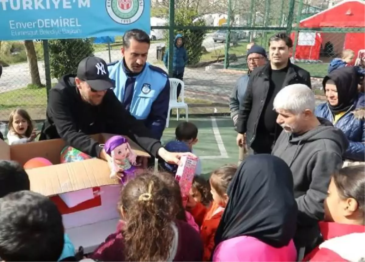 KIRGIZİSTANLI ÇOCUKLARIN GÖNDERDİĞİ OYUNCAKLAR KAHRAMANMARAŞ\'TA DEPREMZEDE ÇOCUKLARA DAĞITILDI