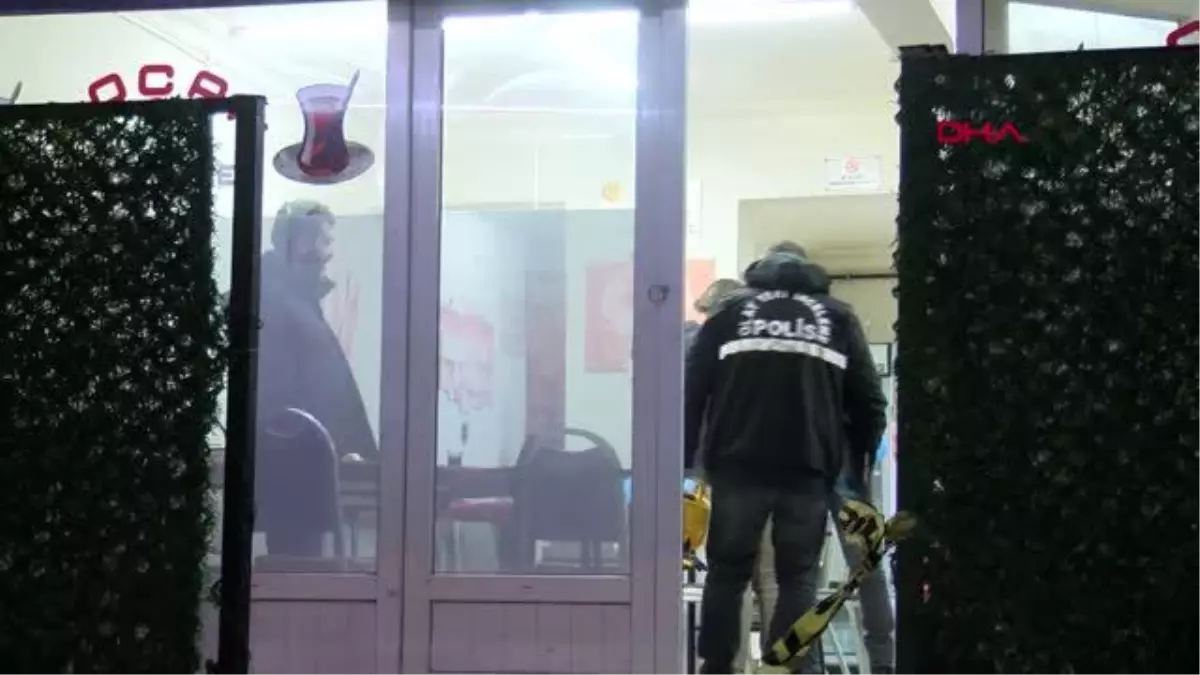 KÜÇÜKÇEKMECE\'DE MÜŞTERİ, TARTIŞTIĞI KIRAATHANE SAHİBİNİ BAŞINDAN SİLAHLA VURARAK AĞIR YARALADI