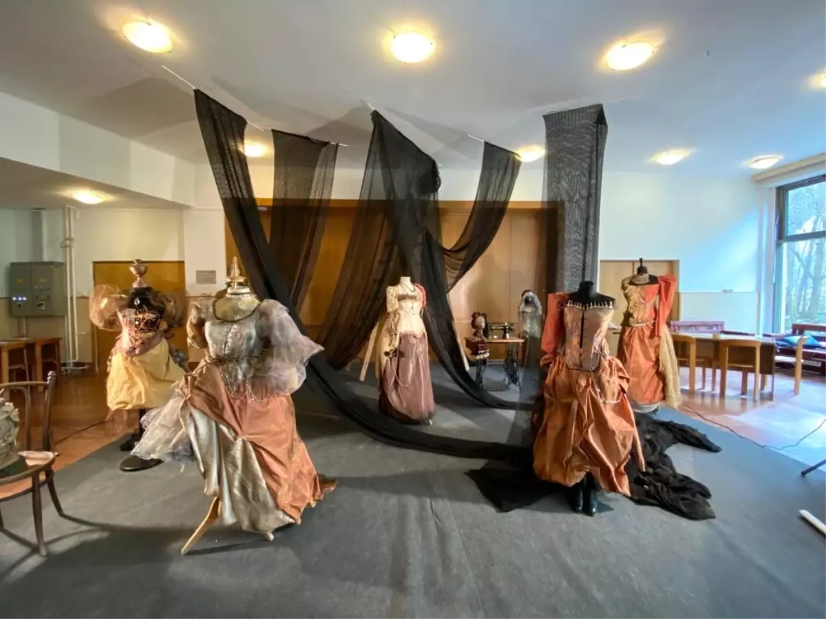 Macaristan\'da ders verip sergi açtılar