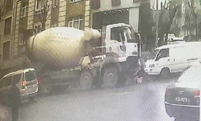 MİKSERİN ALTINDA KALAN ANNE HAYATINI KAYBETTİ ÇOCUKLARI YARA ALMADAN KURTULDU MİKSERİN ALTINDA KALAN ANNE HAYATINI KAYBETTİ ÇOCUKLARI YARA ALMADAN KURTULDU