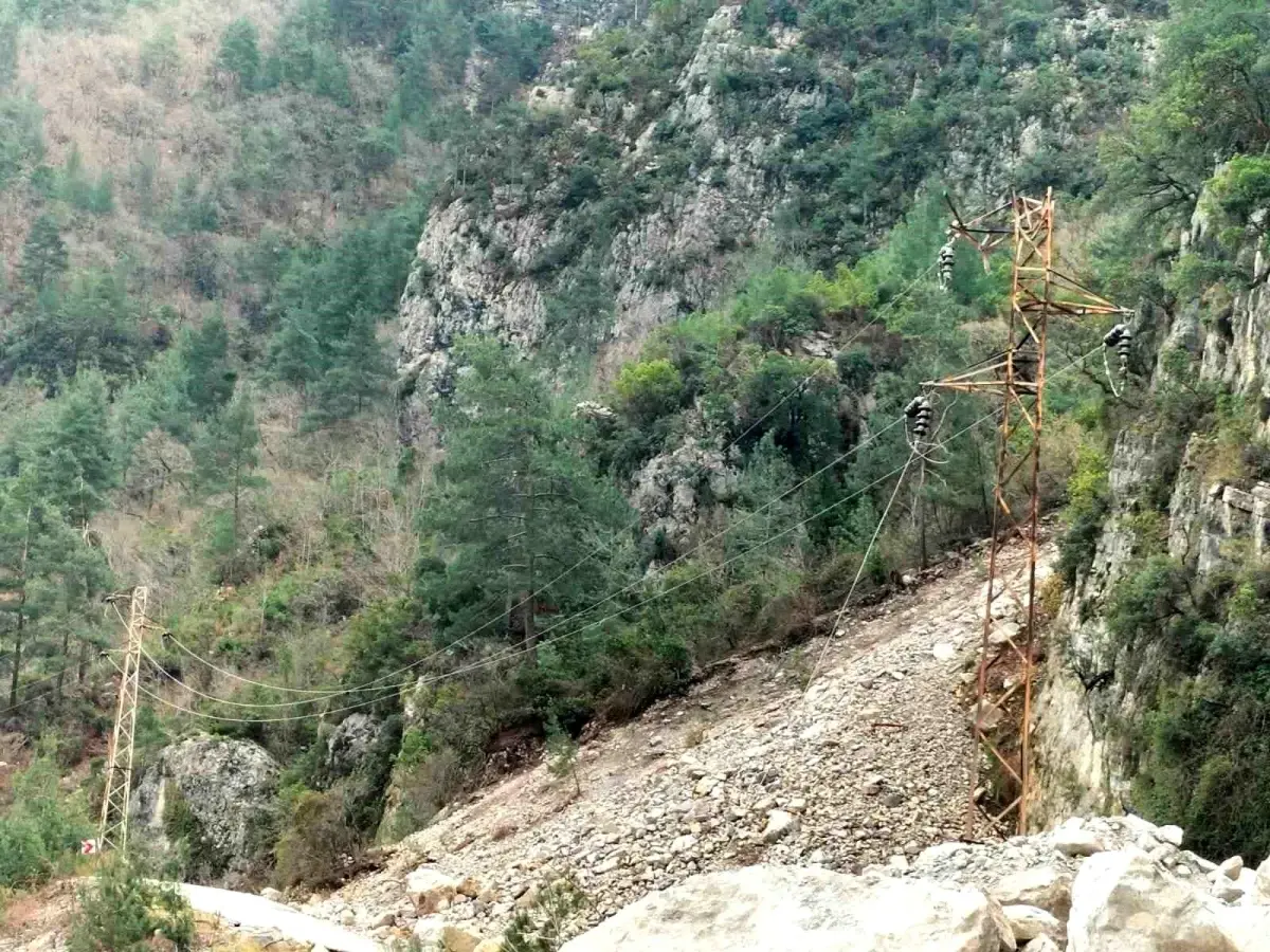 Osmaniye'de artçı depremler sonrası köy yolu kapandı