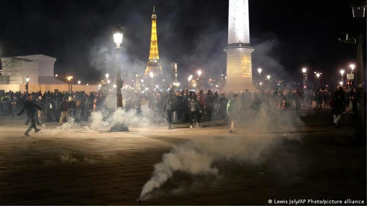 Paris\'te emeklilik reformu protesto edildi: 200 gözaltı