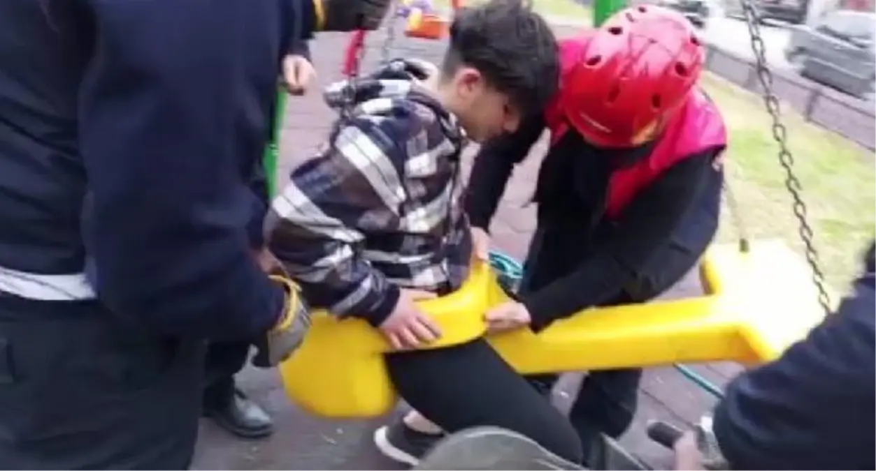 PARKTAKİ SALINCAĞA SIKIŞAN SONER\'İ İTFAİYE KURTARDI