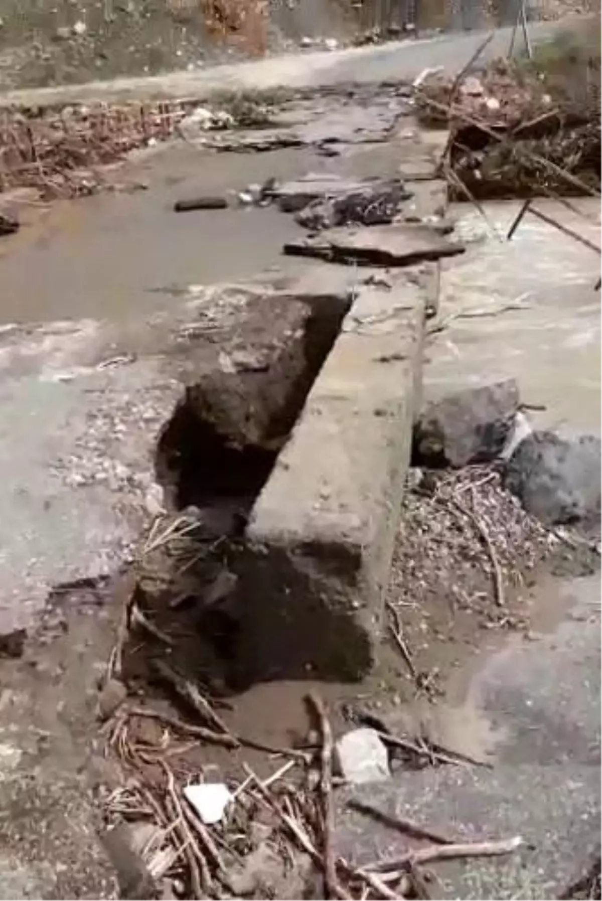 Sel suları köprüye zarar verdi