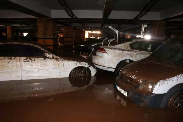 Sele teslim olan Şanlıurfa'da otoparklar araç mezarlığına döndü Sele teslim olan Şanlıurfa'da otoparklar araç mezarlığına döndü