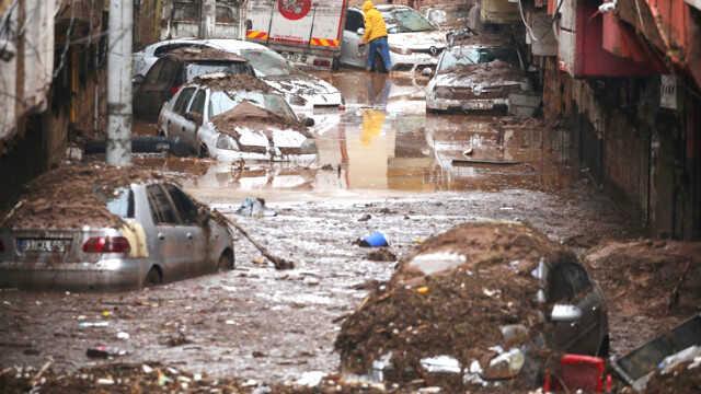 Sele teslim olan Şanlıurfa'da otoparklar araç mezarlığına döndü Sele teslim olan Şanlıurfa'da otoparklar araç mezarlığına döndü