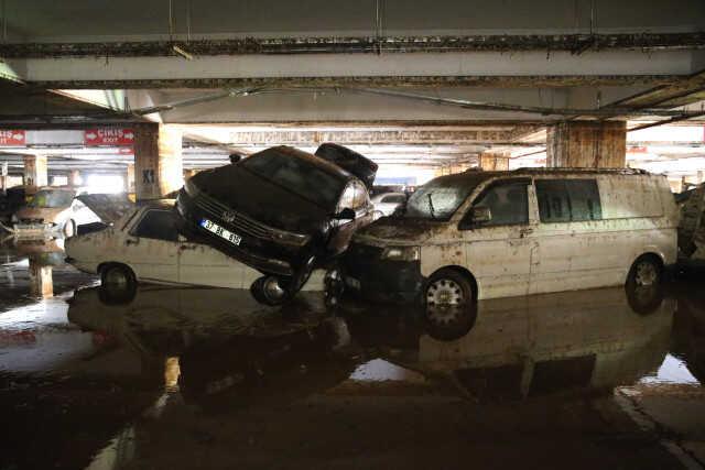 Sele teslim olan Şanlıurfa'da otoparklar araç mezarlığına döndü Sele teslim olan Şanlıurfa'da otoparklar araç mezarlığına döndü