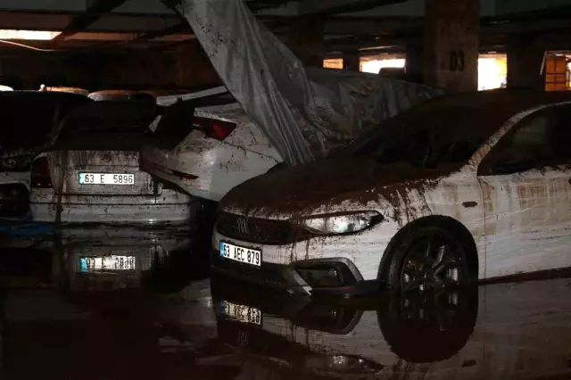 Sele teslim olan Şanlıurfa'da otoparklar araç mezarlığına döndü Sele teslim olan Şanlıurfa'da otoparklar araç mezarlığına döndü