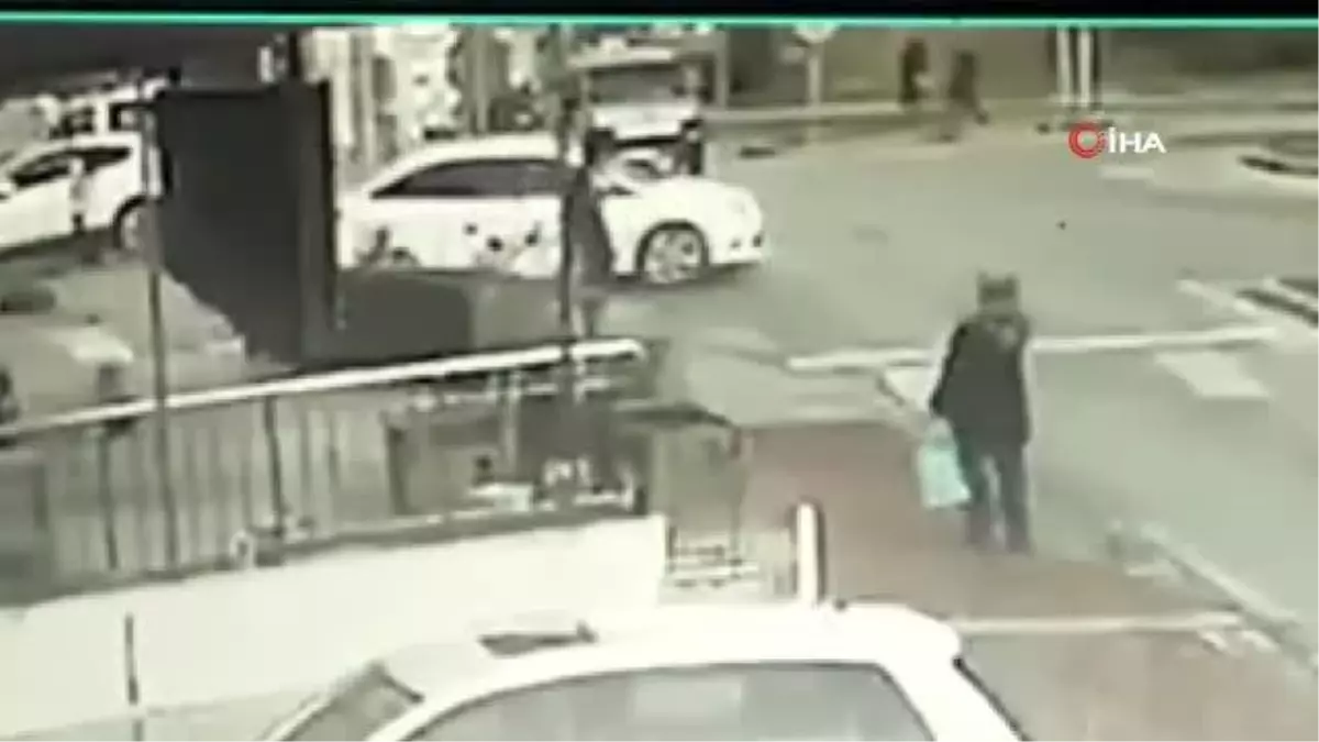 Taktığı kask sayesinde kazayı ucuz atlattı...Kaza anı kamerada