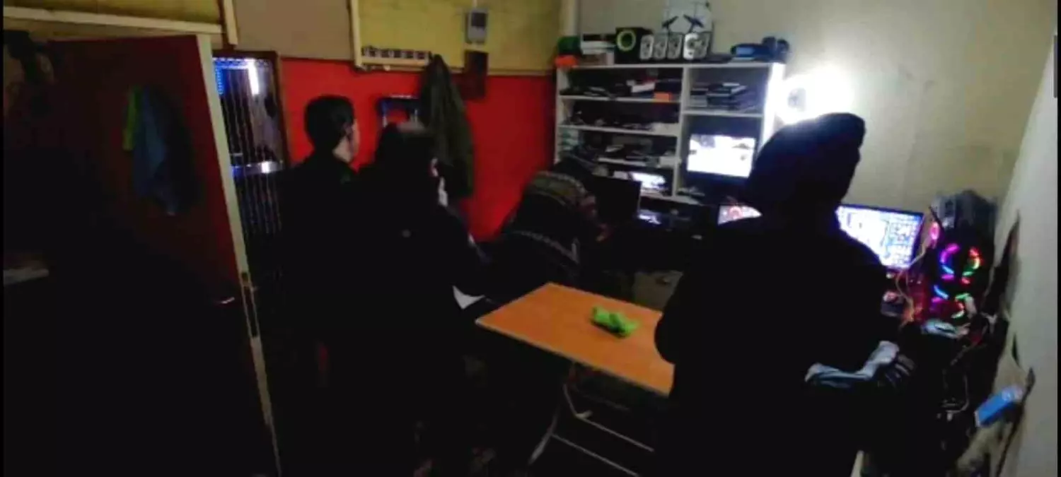 Tamir yaptığı sırada telefon patladı, dükkandan nasıl kaçacağını bilemedi