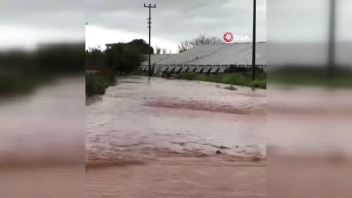 Turuncu kodla uyarılan Antalya\'da sağanak ırmakları taşırdı, tarlalar ve yollar göle döndü