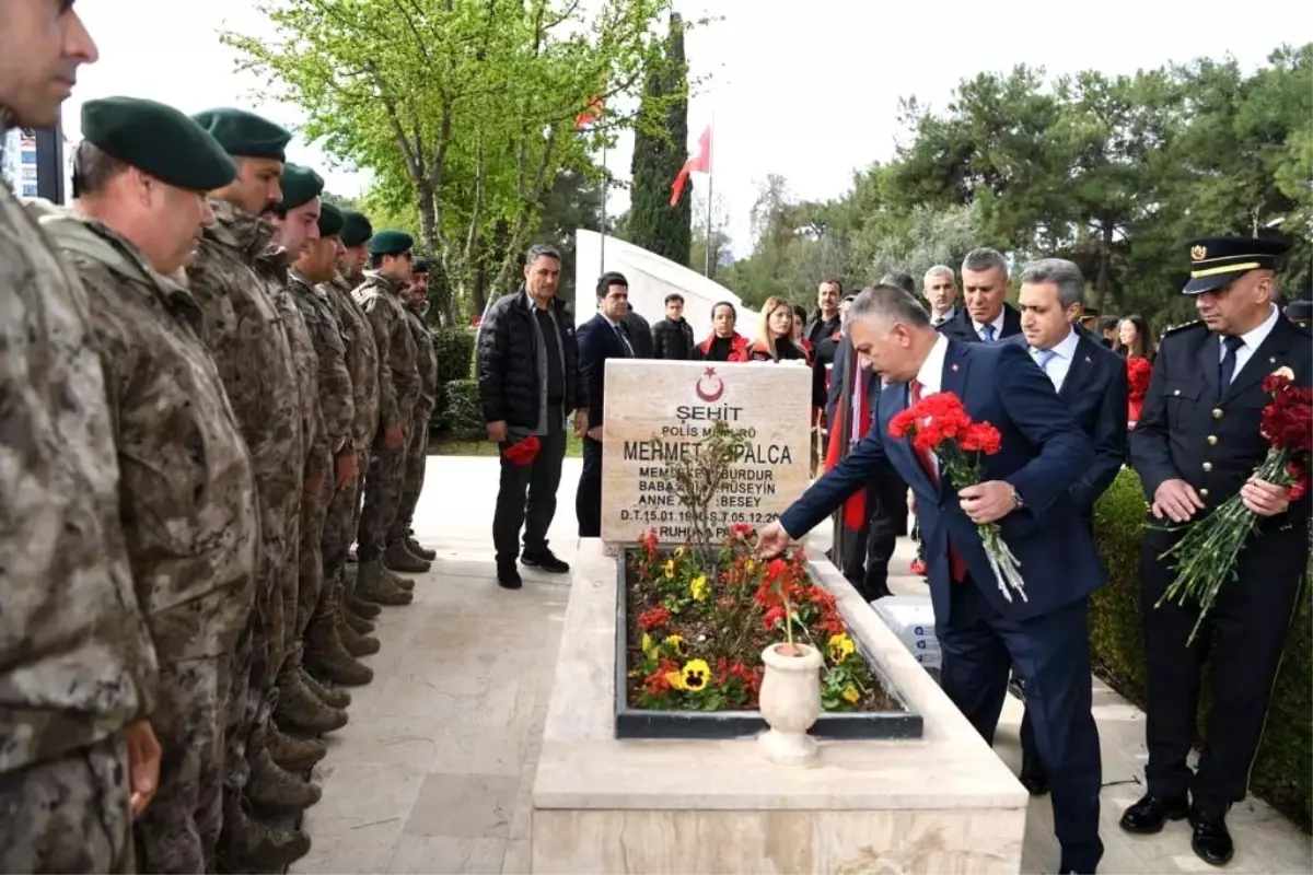 ÇANAKKALE ZAFERİ\'NİN 108\'NCİ YILDÖNÜMÜNDE ŞEHİTLER, ANTALYA\'DA TÖRENLERLE ANILDI