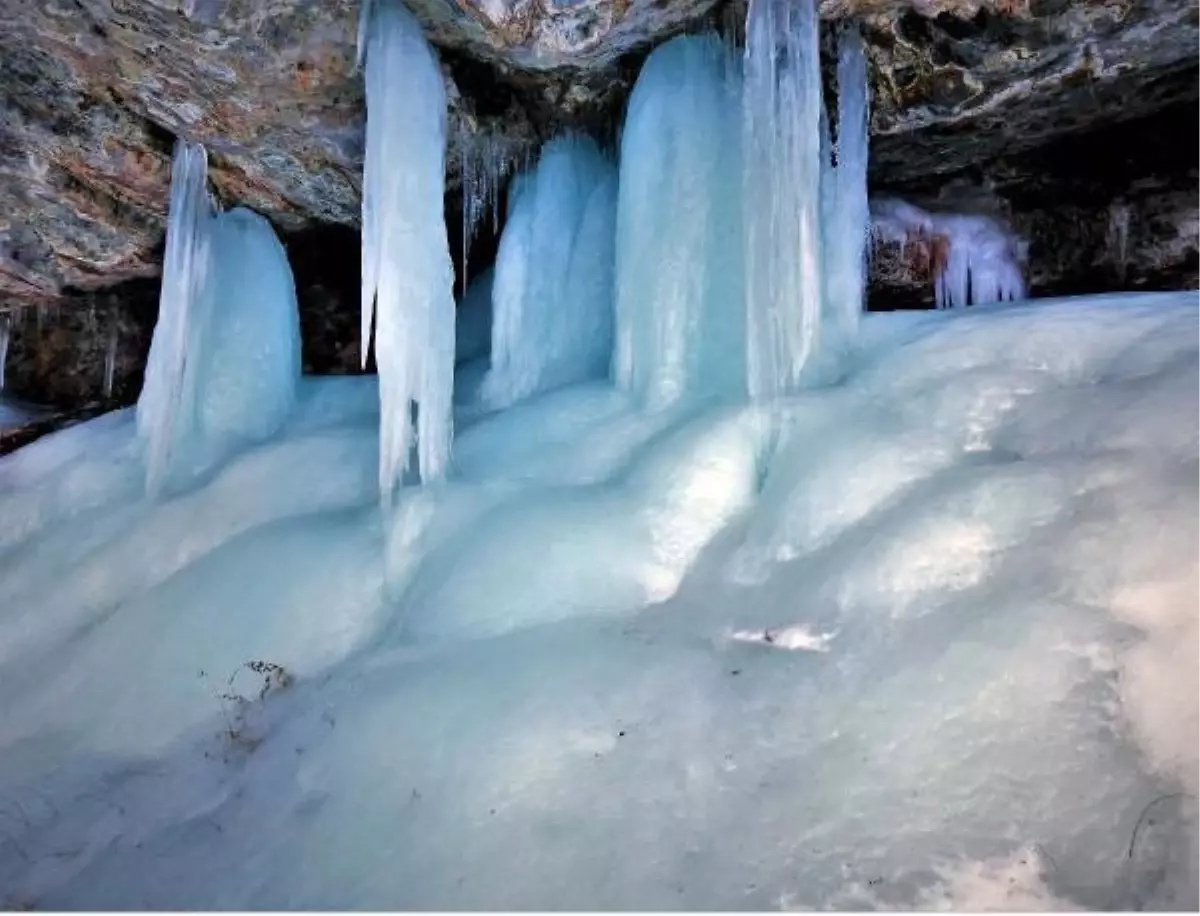 3 BİN 204 RAKIMLI EREK DAĞI\'NDAKİ TAMAMEN DONAN SÜTUN ŞELALESİ\'Nİ GÖRÜNTÜLEDİ