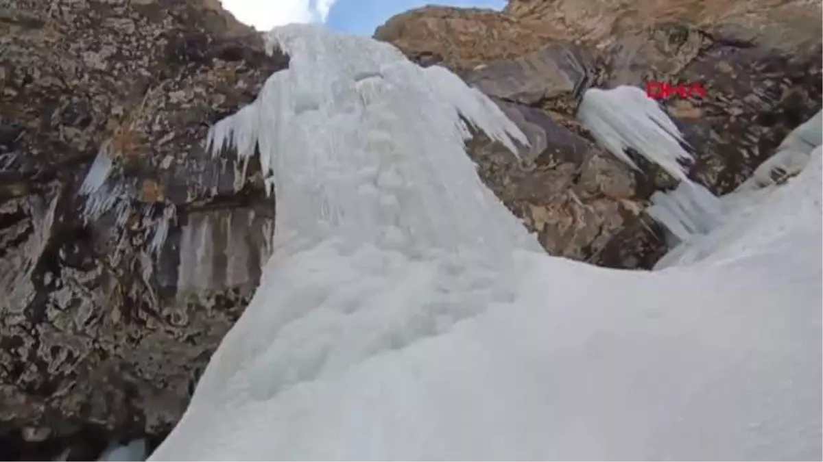 3 BİN 204 RAKIMLI EREK DAĞI\'NDAKİ TAMAMEN DONAN SÜTUN ŞELALESİ\'Nİ GÖRÜNTÜLEDİ