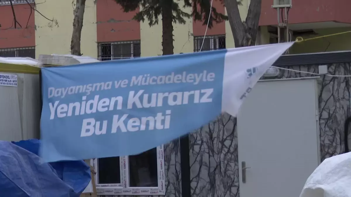 Ankara Üniversitesi\'nden İhraç Edilen Akademisyen Aysun Gezen, İskenderun\'da Dayanışma Gönüllüsü Oldu: "Devlet Kurumlarının Herhangi Bir Faaliyetini...