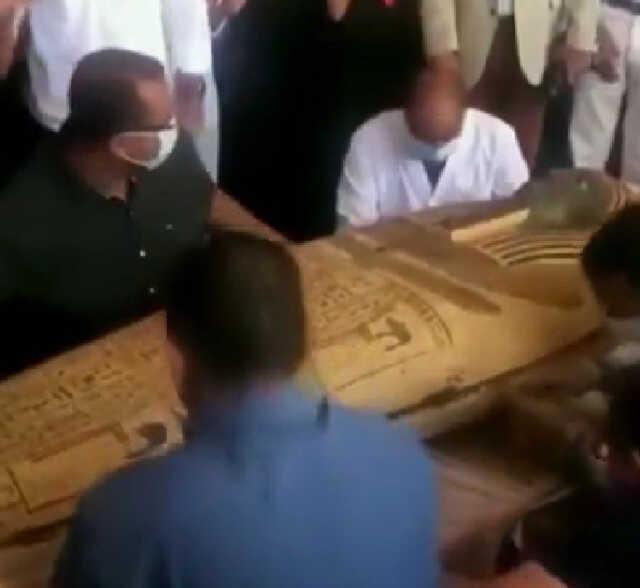 Arkeologların 2500 yıl önce mühürlenmiş eski bir tabutu açtığı anlar Arkeologların 2500 yıl önce mühürlenmiş eski bir tabutu açtığı anlar