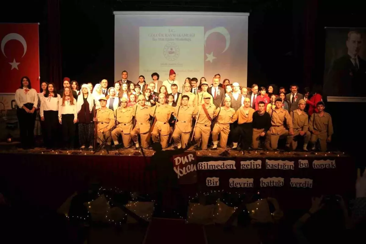 Çanakkale Zaferi\'nin tiyatro oyunu dakikalarca ayakta alkışlandı