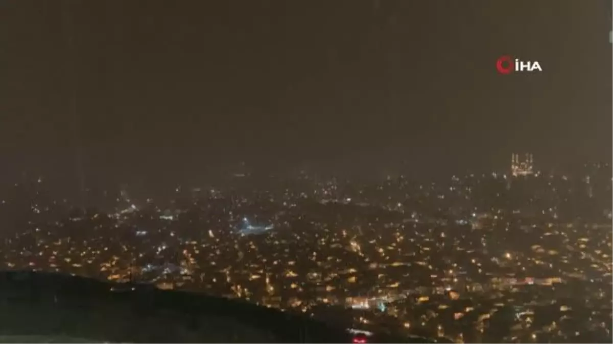 Depremin merkez üssünde şimşekler geceyi aydınlattı