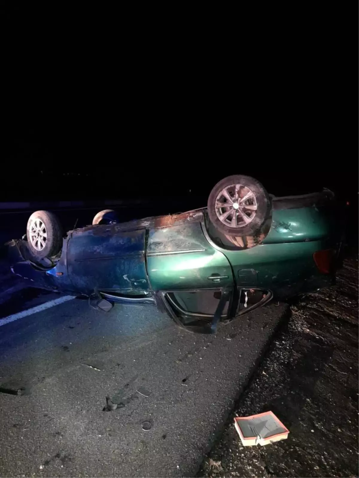 Devrilen otomobildeki genç hayatını kaybetti