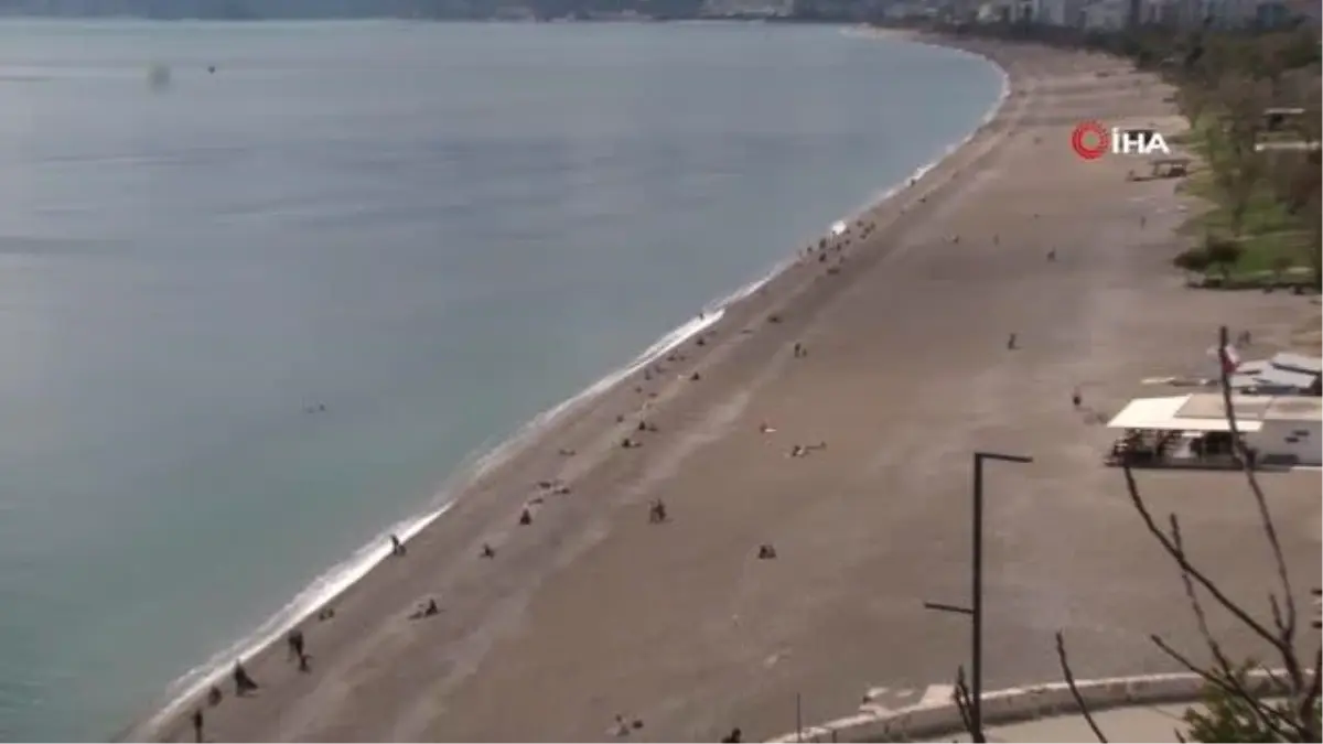 Doğuda kar Antalya\'da bahar... Güneşi görenler sahillere akın edip denize girdi