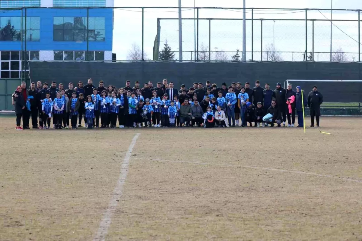 Erzurumspor depremzede öğrencileri ağırladı.