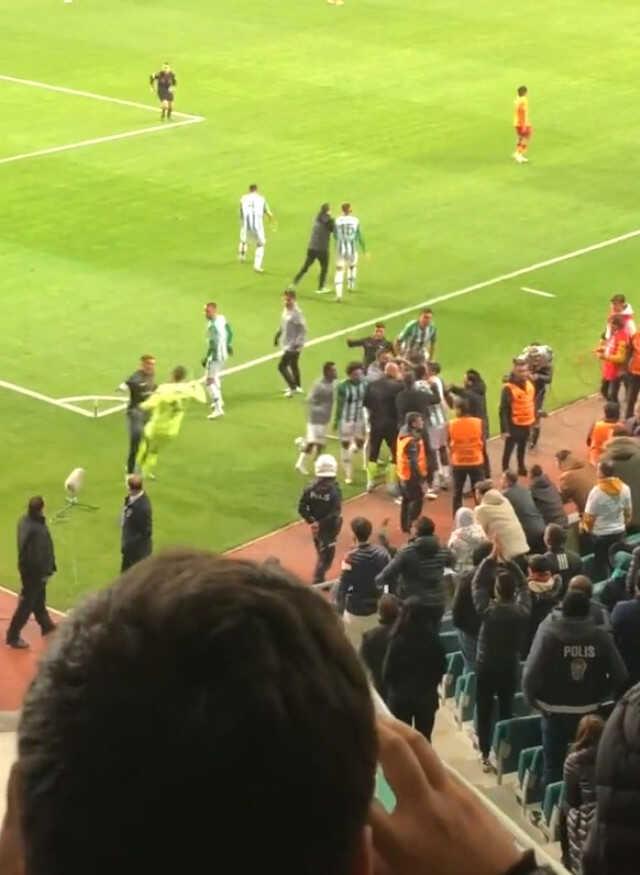 Galatasaray maçında Fenerbahçe taraftarını ayaklandıran görüntü! TFF'Yİ etiketleyip çağrıda bulunuyorlar Galatasaray maçında Fenerbahçe taraftarını ayaklandıran görüntü! TFF'Yİ etiketleyip çağrıda bulunuyorlar