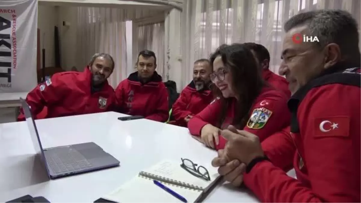 Giresun AKUT üyeleri depremden 47 saat sonra enkazdan sağ çıkardıkları anne ve çocuğu ile görüştü