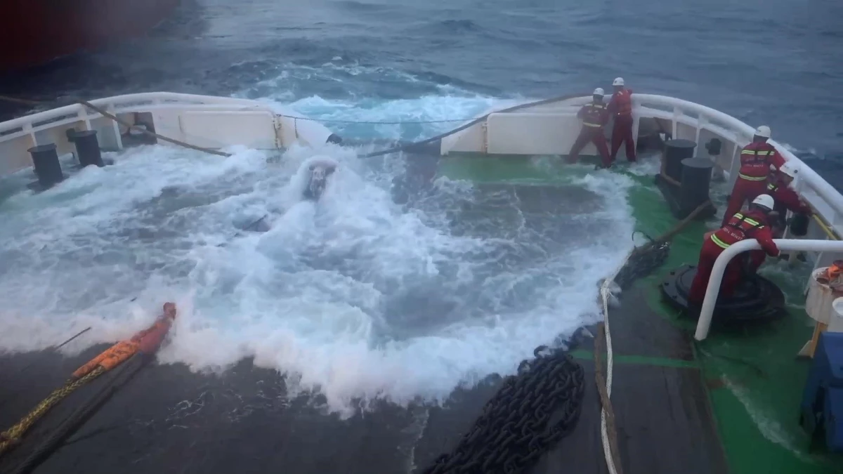 Güney Çin Denizi\'nde Motoru Arızalanan Yabancı Kargo Gemisi Kurtarıldı