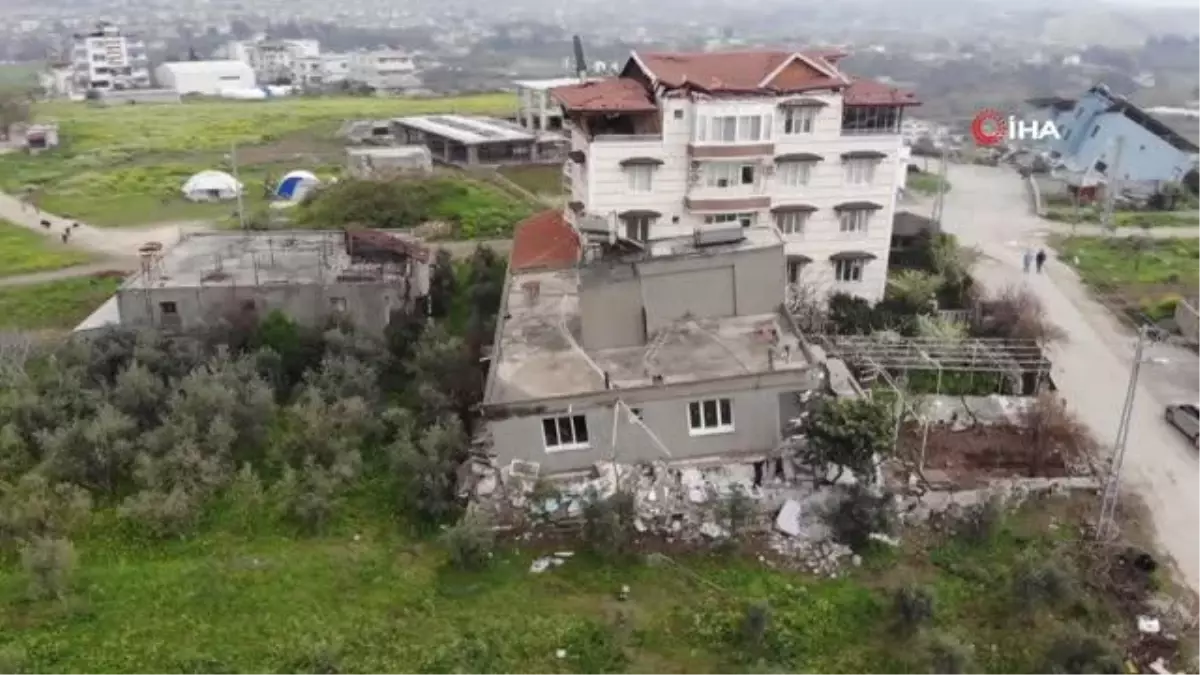 Hatay\'da 2 katlı bina çöktü, enkaz altında kalmaktan ek kolonlar sayesinde kurtuldular