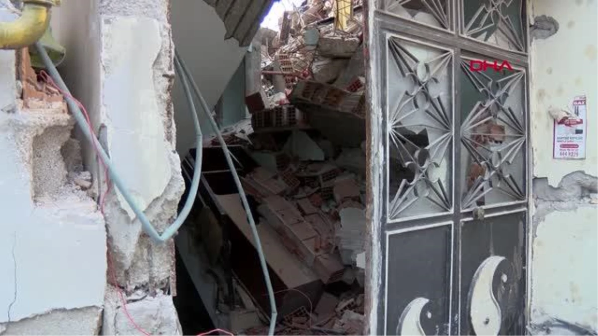 Hatay\'da ağır hasarlı binalardan eşya kurtarma çabası