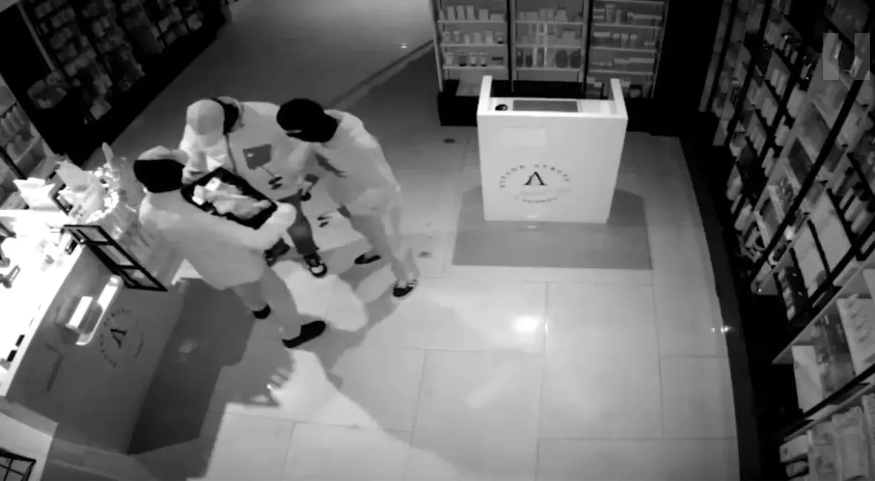 İstanbul\'da 3 ayrı iş yerini soyan ve 1 otomobil çalan 21 yaşındaki şüpheli yakalandı