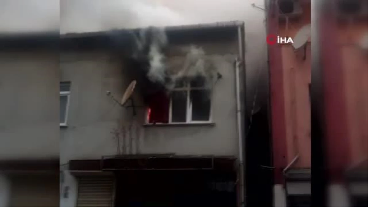 Kağıthane\'de 2 katlı binada yangın: Mahsur kalan yaşlı çifti vatandaşlar kurtardı