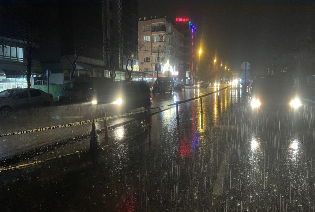 Kahramanmaraş ve Hatay'da sağanak yağış! Şimşekler geceyi aydınlattı, çadırda kalan depremzedeler zor anlar yaşadı