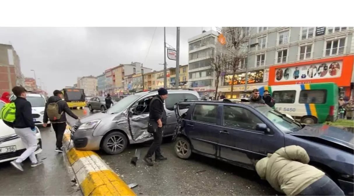 Kaza yapan taraflar tekme ve yumruklarla birbirine girdi